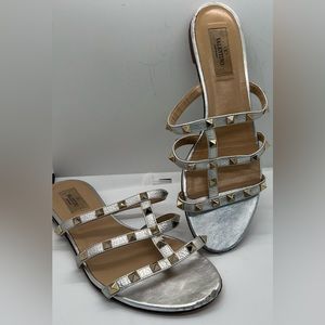 Valentino Slide Sandals
Rockstud Leather Gunmetal
Metallic silver size 40